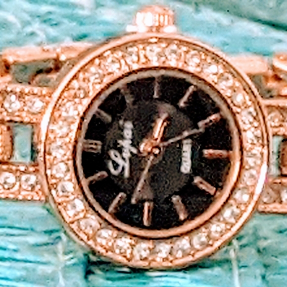 NWOT Ladies Rose gold bracelet watch - Picture 3 of 3